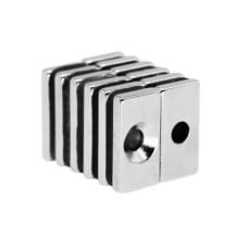 Stačiakampis neodimio magnetas su M4 skyle 20x10x3mm